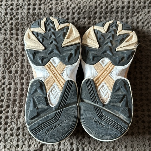 Adidas Falcon - Blush - US6 - Picture 2 of 4